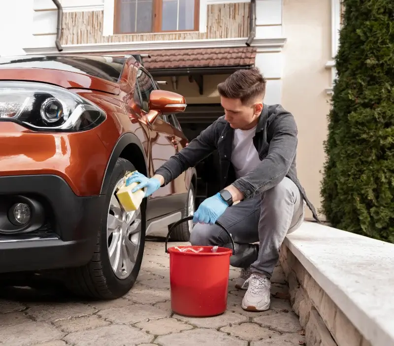 Lavage auto à domicile Rocamadour : professionnel intervenant sur un véhicule